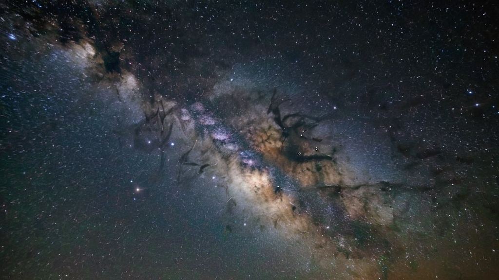 明星直播揭秘明星迪奥包成为心头好，娱乐吃瓜酱吹空调的夏日新宠